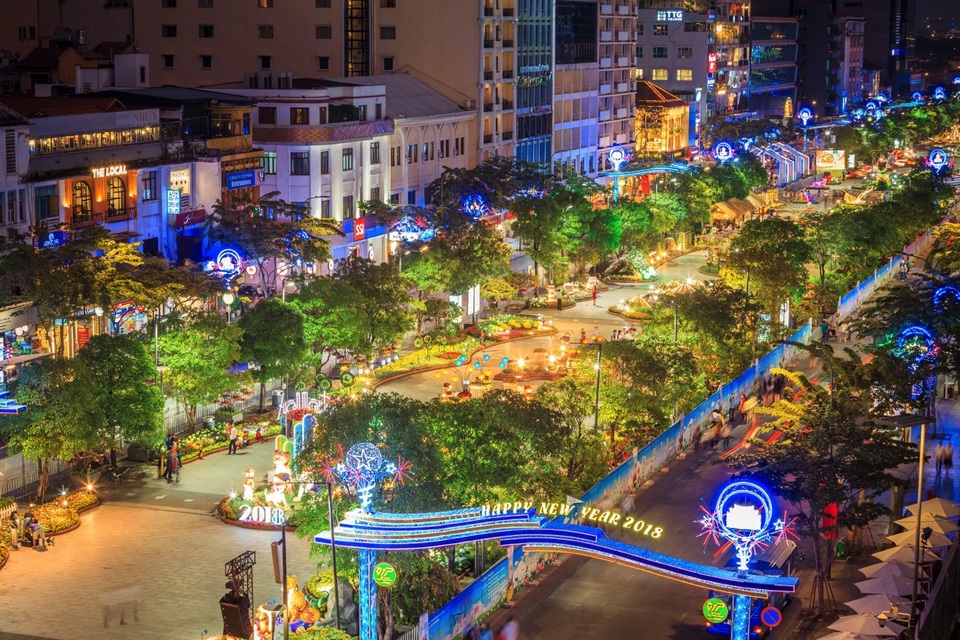 Con đường dài hơn 700m rực sáng lung linh trong đêm.