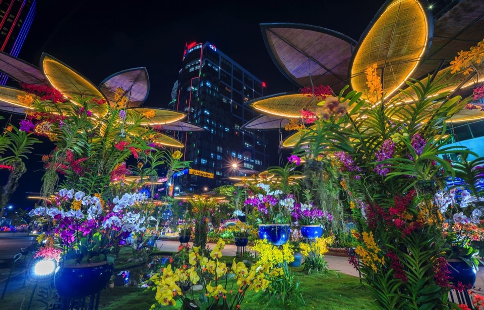 Hệ thống ánh sáng được sắp đặt thông minh, vừa giúp chiếu sáng, vừa tạo ra vẻ đẹp riêng cho các tiểu cảnh hoa lá.