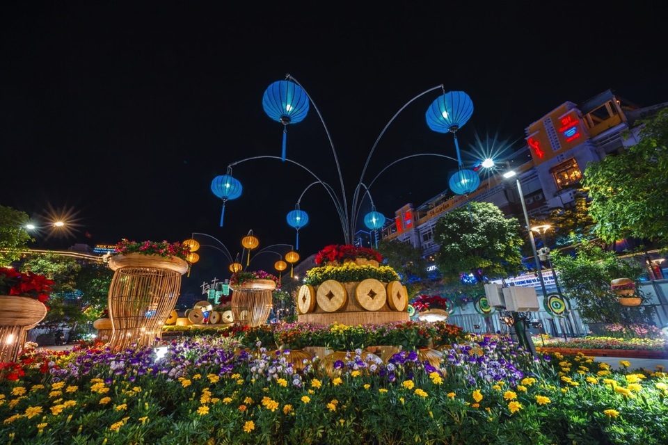 Theo đơn vị thiết kế AGS Events & Media, đường hoa Nguyễn Huệ Tết Mậu Tuất là sự kết hợp của nhiều chất liệu chứ không chỉ có hoa, tạo nên không gian mỹ thuật đẹp mắt.