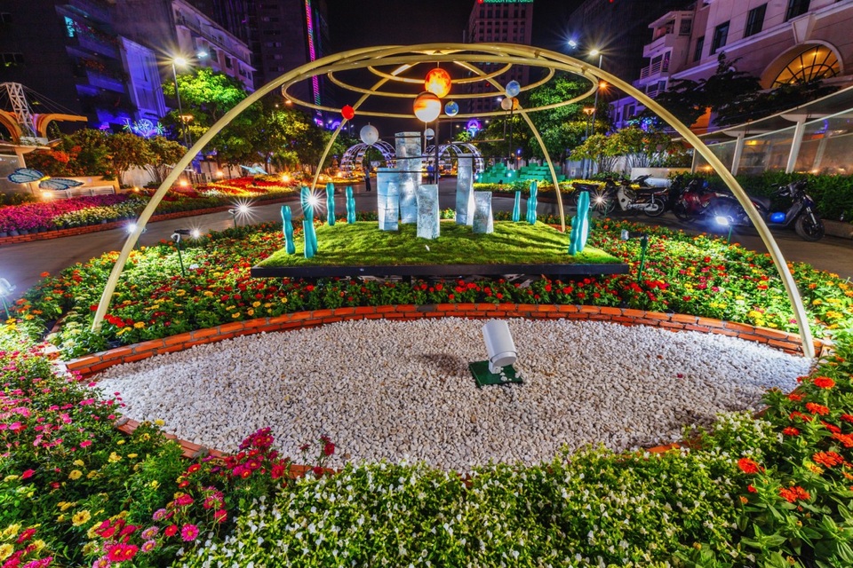 Bên cạnh những hình ảnh quen thuộc của tre trúc hay đèn lồng, trên con đường hoa còn có sự hiện diện của rất nhiều những tiểu cảnh mang hơi thở của cuộc sống hiện đại.