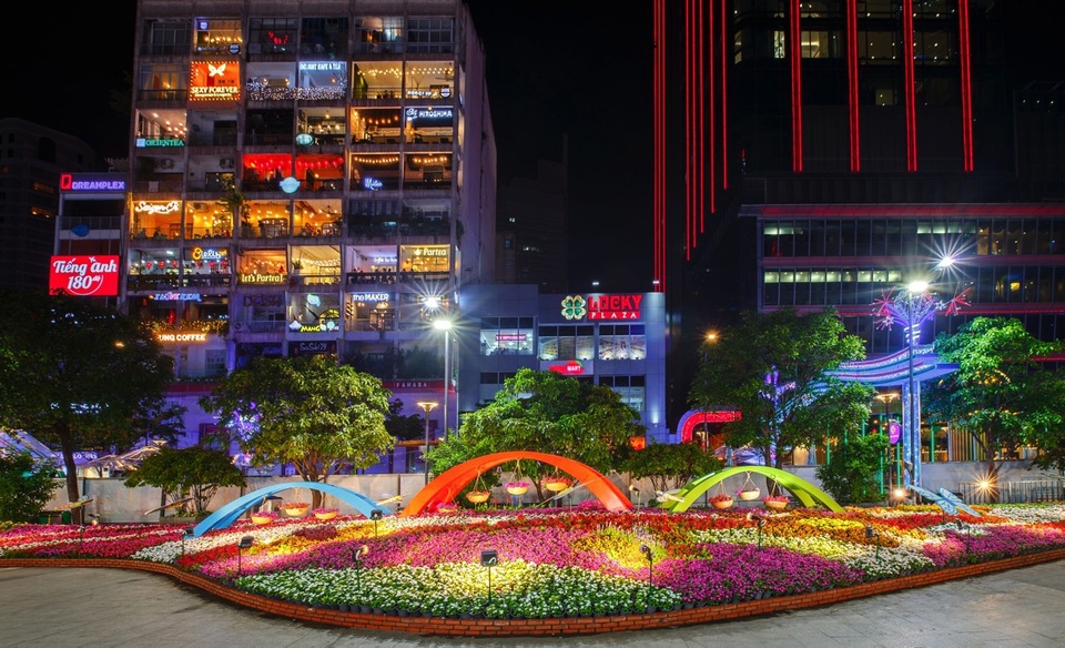 Từng tiểu cảnh nhỏ trên đường hoa đều được tính toán, bố trí tỉ mẩn, hoà hợp với không gian đường phố xung quanh.