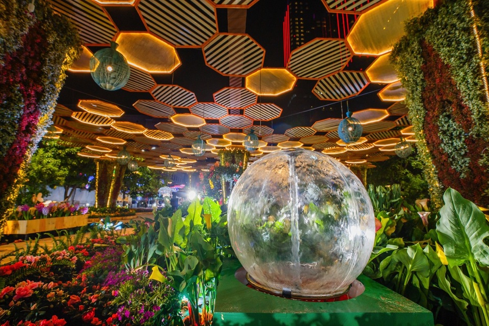 Theo chị Phi Ngọc Linh – Giám đốc Mỹ thuật AGS Events & Media, đây là một trong những đại cảnh “đinh” của đường hoa năm nay, tạo ra điểm nhấn mới lạ cho du khách.