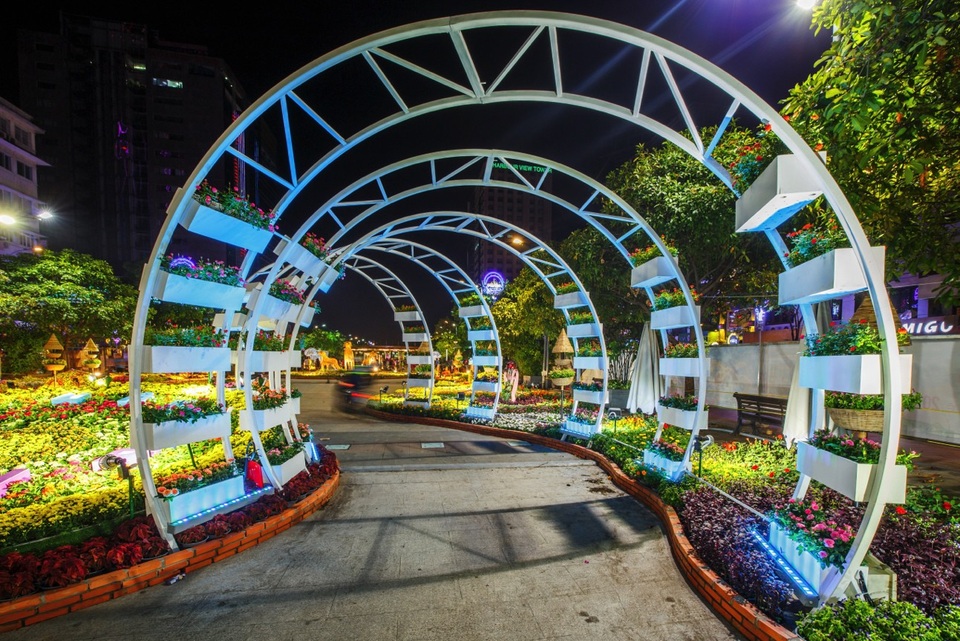 Một nét chấm phá khác trên con đường hoa, cũng là góc tạo dáng chụp hình được rất nhiều du khách ưa thích.