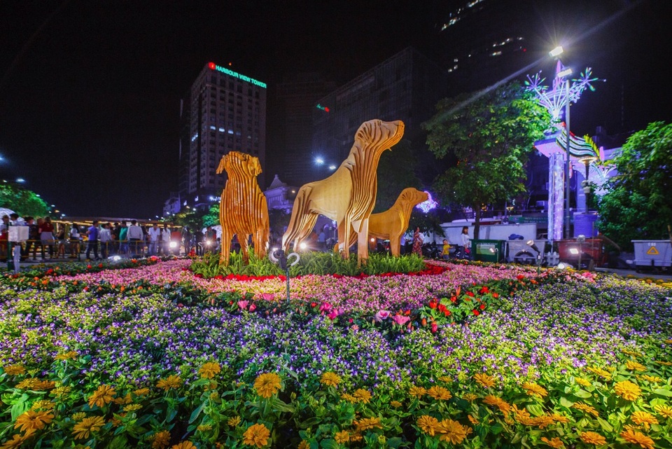 Linh vật năm Mậu Tuất được thể hiện với đa dạng hình dáng, màu sắc. Trong hình là mô hình chó được tạo hình bằng công nghệ cắt laser.