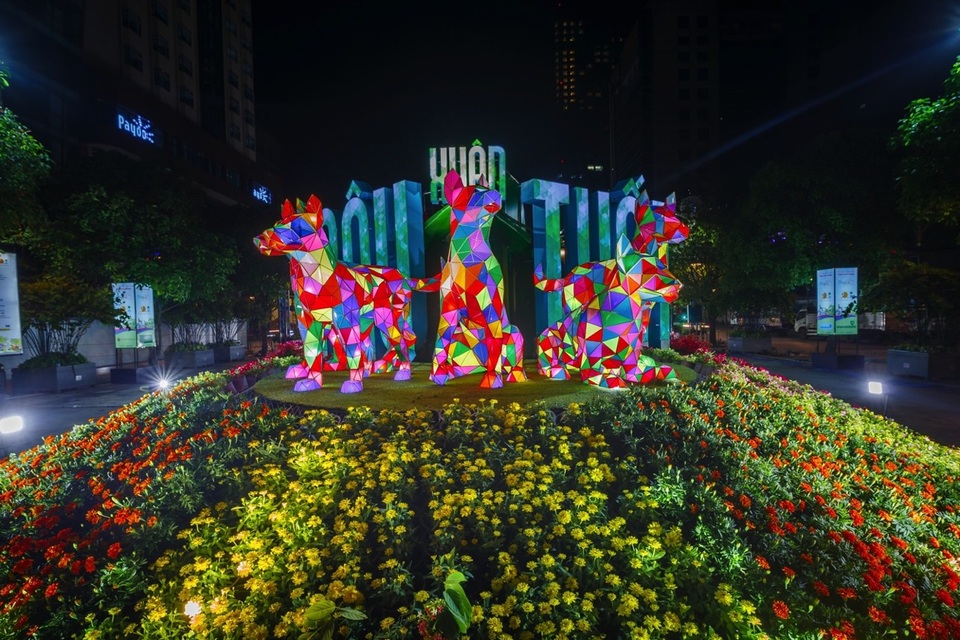 Kết thúc đường hoa là hình ảnh linh vật với hoa văn là những khối lập phương nhiều màu sắc, tạo cảm giác hiện đại, đồng thời rất bắt sáng trong đêm.