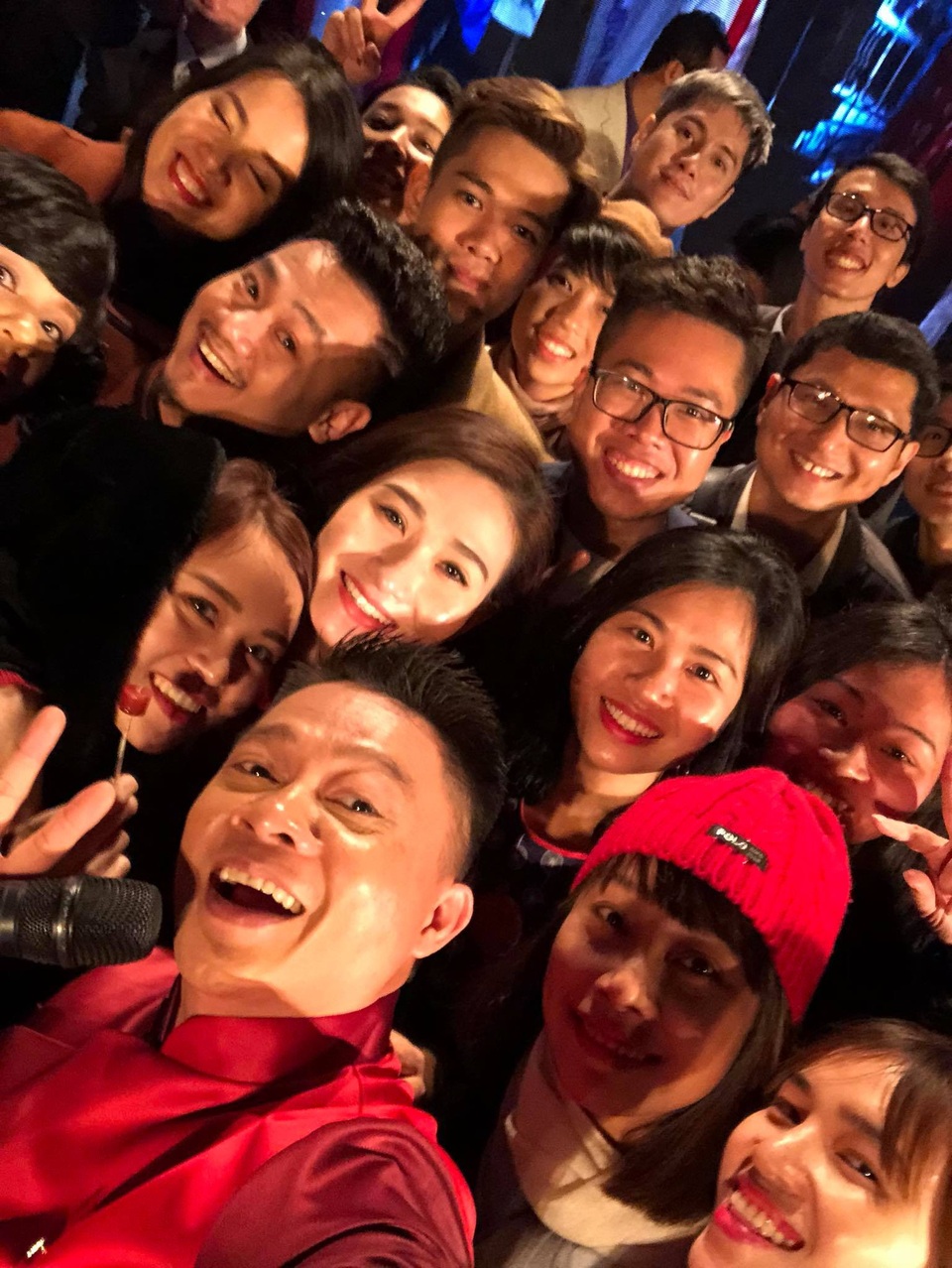 Dàn BTV VTV, người khoe không gian Tết sang trọng, người đón giao thừa trong… thang máy - 2 “Tết nghĩa là hy vọng là một chương trình đã 3 năm, năm nào cũng mang bao nhiêu cảm xúc đến với khán giả. Cảm ơn năm qua đã cho tôi nhiều trải nghiệm, thêm kinh nghiệm sống và làm việc, thêm khán giả yêu mến những chương trình chúng tôi làm, thêm hạnh phúc để thắp lửa niềm tin vào những dự án trong năm mới... Happy new year !!! Chào năm Mậu Tuất... là phải chất”, BTV Quang Minh viết.
