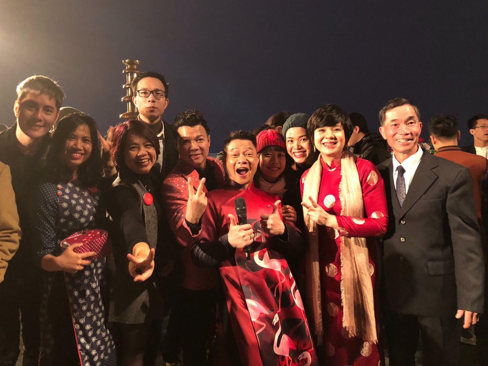 Dàn BTV VTV, người khoe không gian Tết sang trọng, người đón giao thừa trong… thang máy - 1 BTV Quang Minh chia sẻ dấu ấn khó quên: “Năm nay mình đón khoảnh khắc giao thừa trong một không gian đặc biệt chưa từng thấy. Vâng, xin thưa đó là: Thang máy. Điều đó làm mình vui vì nghĩ rằng sẽ có một năm thăng hoa cùng các anh chị em và bạn bè đồng nghiệp”. Năm nay, BTV Quang Minh dẫn chương trình truyền hình trực tiếp “Tết nghĩa là hy vọng” đêm Giao thừa của VTV.