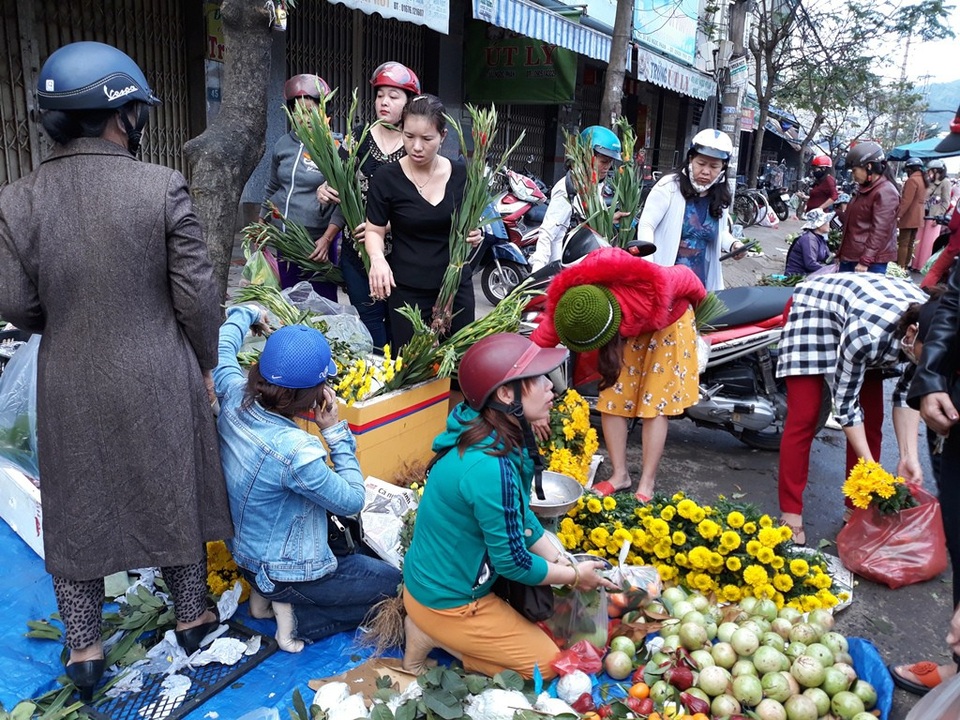 Ngoài rau củ, thịt, cá thì hoa quả cũng đắt khách trong phiên chợ sáng mùng 3 Tết