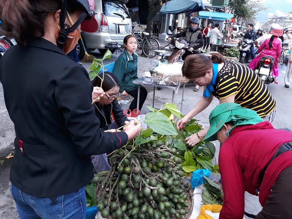 Nhiều người mua trầu cau về để cúng tiễn ông bà