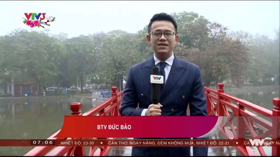 Dàn BTV VTV, người khoe không gian Tết sang trọng, người đón giao thừa trong… thang máy - 22 BTV Đức Bảo “xông đất” chương trình Cafe sáng với VTV3 từ Đền Ngọc Sơn và Cầu Thê Húc. Đức Bảo phỏng vấn khách thập phương đi du xuân.