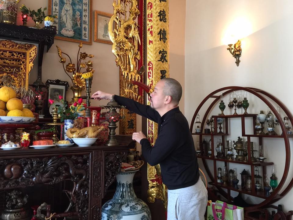 Nghệ sĩ Hà Nội kể về những điều kiêng cữ của Tết phố cổ - 3 Nghệ sĩ Đức Hùng vẫn luôn dạy các con thắp hương bằng tay trái như những gì ông cha truyền lại.