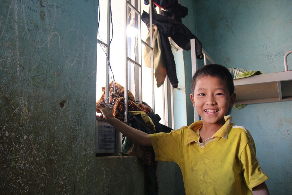 “Cảm ơn báo Dân trí đã “giữ” học sinh ở lại trường” - 1 Học sinh vui mừng khi có đèn điện để sử dụng