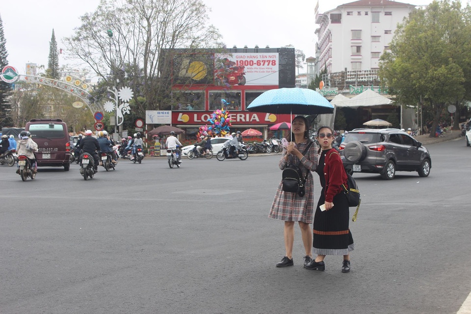 Du khách đội mưa du xuân tại Đà Lạt - 7 Hai thiếu nữ đội mưa dạo phố Đà Lạt