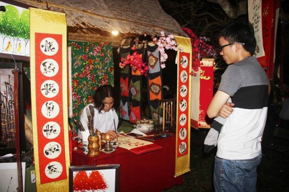 Nửa đêm đi chợ đình hái lộc, cầu duyên - 2 Những thanh niên xin chữ các ông Đồ để cầu may cho năm mới
