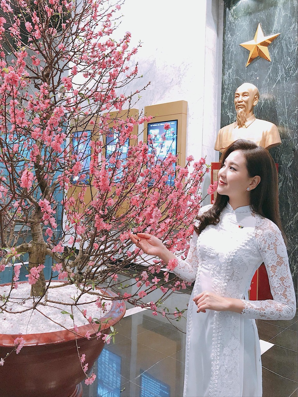 Dàn BTV VTV, người khoe không gian Tết sang trọng, người đón giao thừa trong… thang máy - 17 “Cô gái thời tiết” Mai Ngọc liên tục cập nhật những khoảnh khắc đón Xuân.