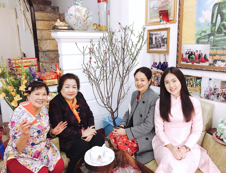 Dàn BTV VTV, người khoe không gian Tết sang trọng, người đón giao thừa trong… thang máy - 18 Mai Ngọc vẫn phải đi làm trong kì nghỉ Tết nhưng chỉ cần rời nhà đài cô lại là một người phụ nữ của gia đình.