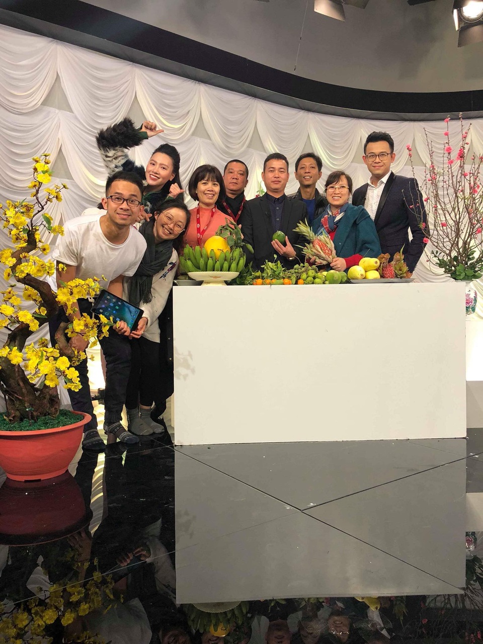 Dàn BTV VTV, người khoe không gian Tết sang trọng, người đón giao thừa trong… thang máy - 23 Người bạn dẫn của Đức Bảo - BTV Minh Hà thì chia sẻ câu chuyện về sự hi sinh thầm lặng của người làm truyền hình nói riêng và đội ngũ làm báo nói chung: “Năm đầu Cafe Sáng với VTV3 làm xuyên tết không ngày nghỉ, tưởng không vui mà vui không tưởng khi bớt một chút vui vầy của bản thân mà mang thêm niềm vui cho người khác”.