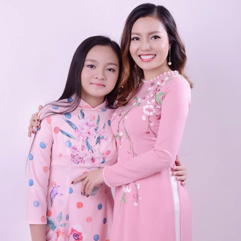 Các sao Việt làm mẹ đơn thân đón Tết như thế nào? - 1 Ca sĩ Nguyễn Ngọc Anh và con gái.