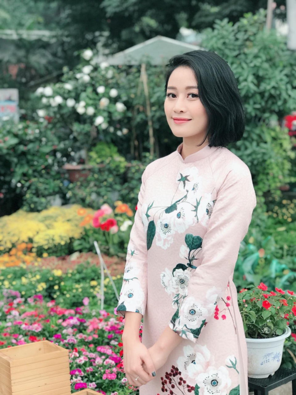 Dàn BTV VTV, người khoe không gian Tết sang trọng, người đón giao thừa trong… thang máy - 13 BTV Phí Linh cho biết: “Rất thú vị khi MC Anh Tuấn và Thuỳ Linh trong sân khấu đảm nhiệm vai trò kết nối còn Phí Linh ở ngoài phố xá dẫn trải nghiệm và các phần trò chuyện với khách mời”. Sau khi tất bật với công việc, Phí Linh đã dành thời gian đón Tết bên bố mẹ. Cô chia sẻ năm nay cả hai bố mẹ đều chúc con gái sớm lấy chồng. “Cứ tình hình này thì Giao thừa năm sau không khí lại căng thẳng hơn giao thừa năm trước vì những lời chúc mang tính hối thúc cao”, cô hài hước kể trên trang cá nhân.