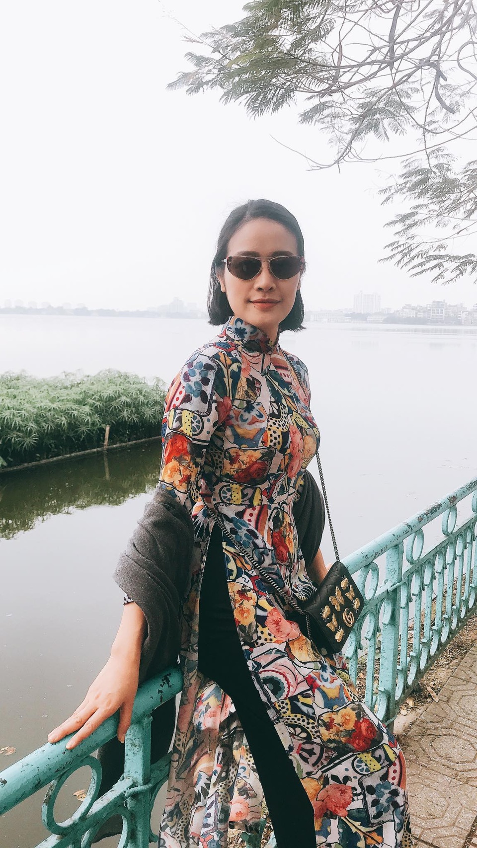 Dàn BTV VTV, người khoe không gian Tết sang trọng, người đón giao thừa trong… thang máy - 14 Phí Linh mặc áo dài truyền thống đi du xuân.