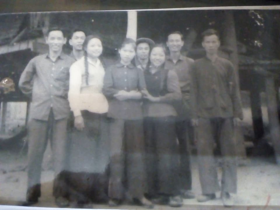 Ân nghĩa mãi mãi không phai mờ từ Giáo sư Phan Ngọc Liên - 2
Từ trái sang phải Các giáo sư: Chiêm Tế, Phan Ngọc Liên, Trương Hữu Quýnh, Đặng Đức An và bác chủ nhà Dân tộc Tày cùng các nữ sinh năm 2 tại Việt Bắc cuối 1966