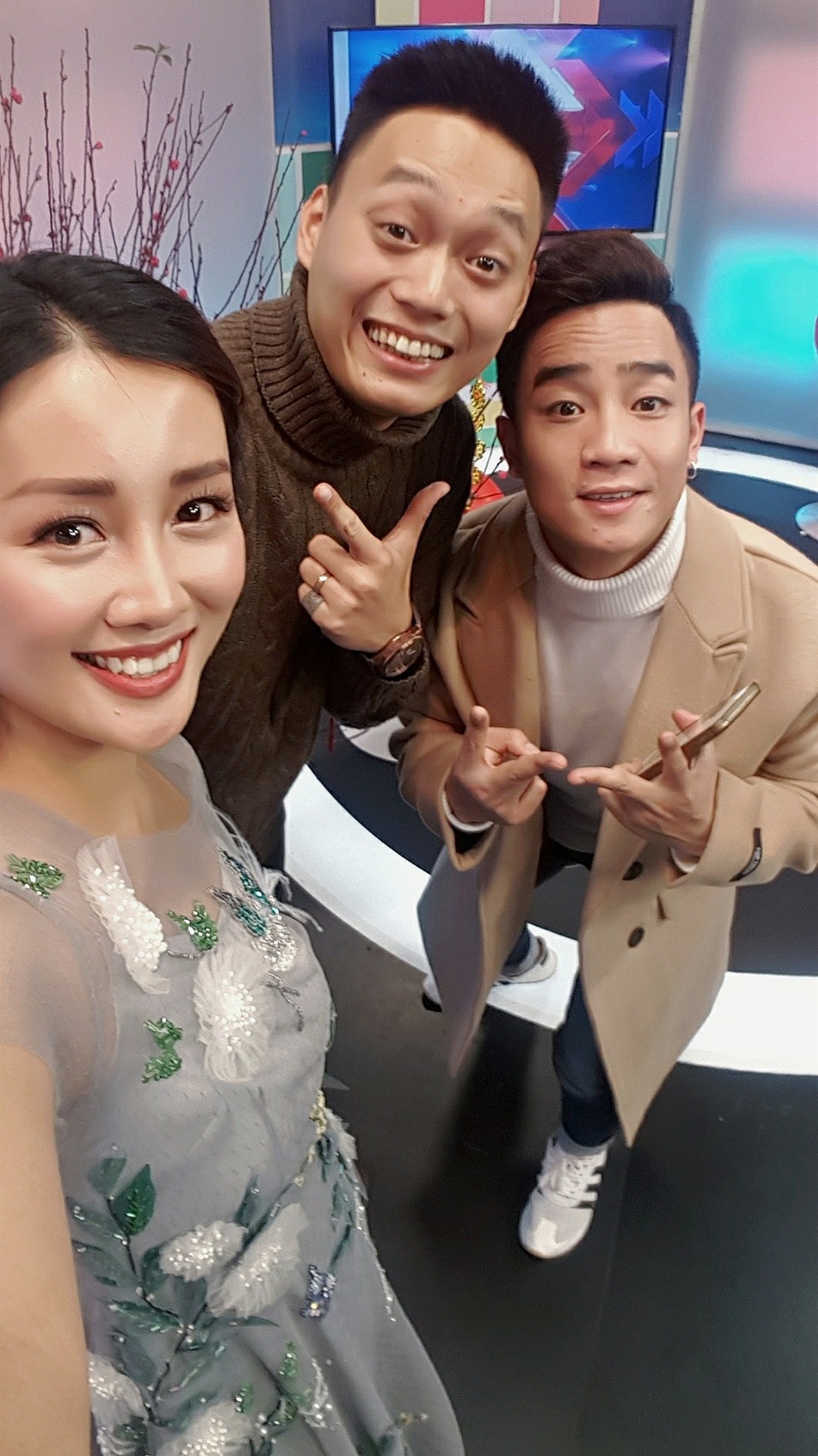 Dàn BTV VTV, người khoe không gian Tết sang trọng, người đón giao thừa trong… thang máy - 16 Giờ thì cứ đến dịp cận Tết là chỉ có xoắn quẩy đi làm cho kịp nghỉ lễ thôi chứ chẳng làm được gì giúp gia đình cả, Quỳnh Chi tâm sự. Quỳnh Chi chụp hình cùng hot vlogger Nhật Anh và Duy Nam - diễn viên trẻ góp mặt trong Táo Quân 2018.