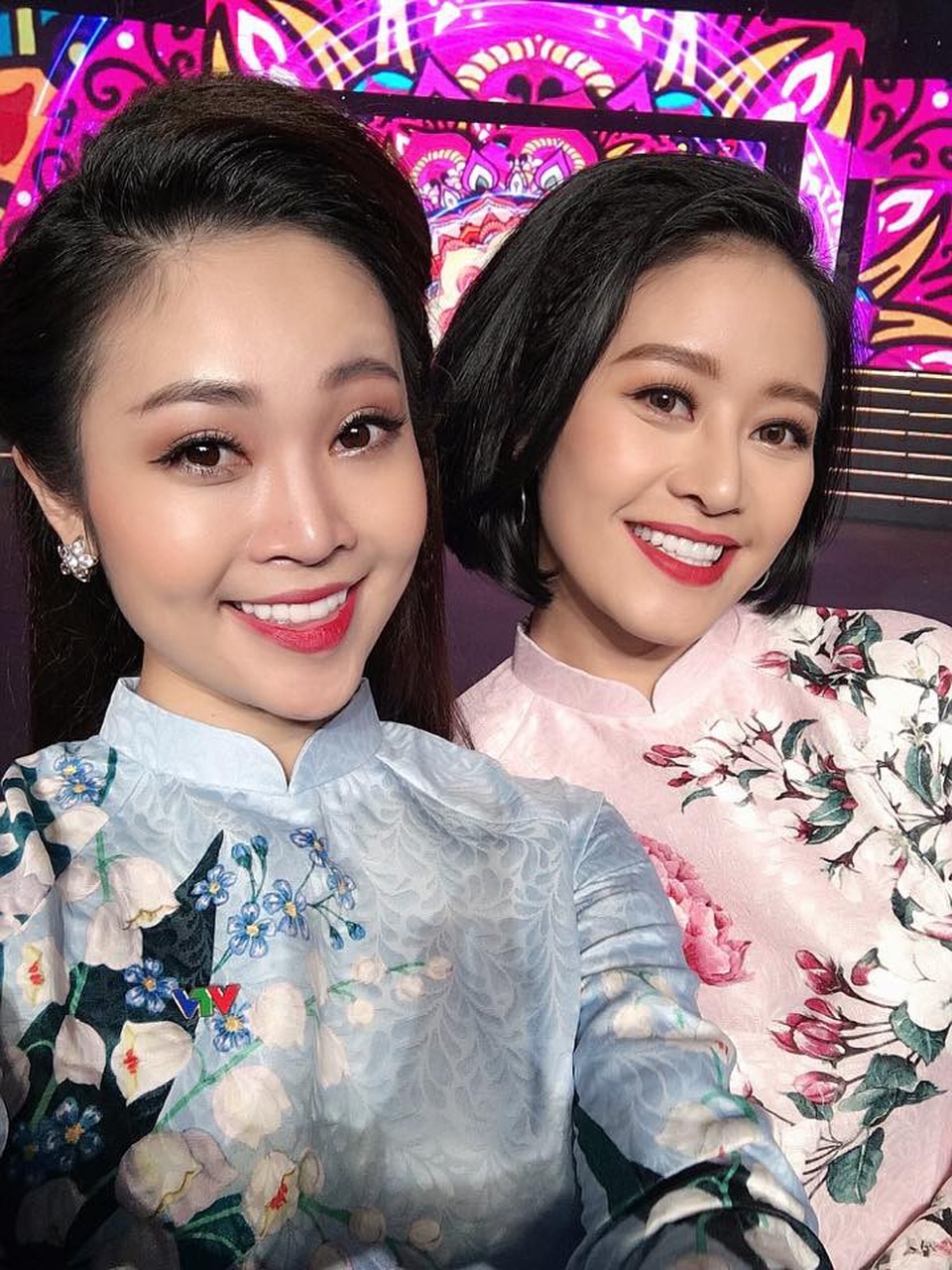 Dàn BTV VTV, người khoe không gian Tết sang trọng, người đón giao thừa trong… thang máy - 9 Thuỳ Linh hào hứng chia sẻ khoảnh khắc selfie bên các đồng nghiệp.