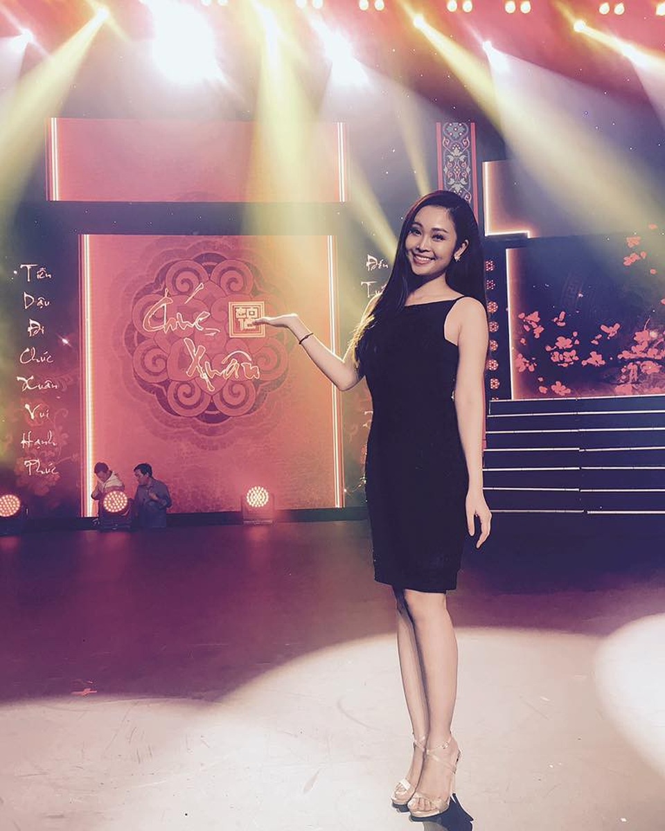 Dàn BTV VTV, người khoe không gian Tết sang trọng, người đón giao thừa trong… thang máy - 12 Nét thanh tân của Thuỳ Linh trong những ngày đầu xuân, năm mới.