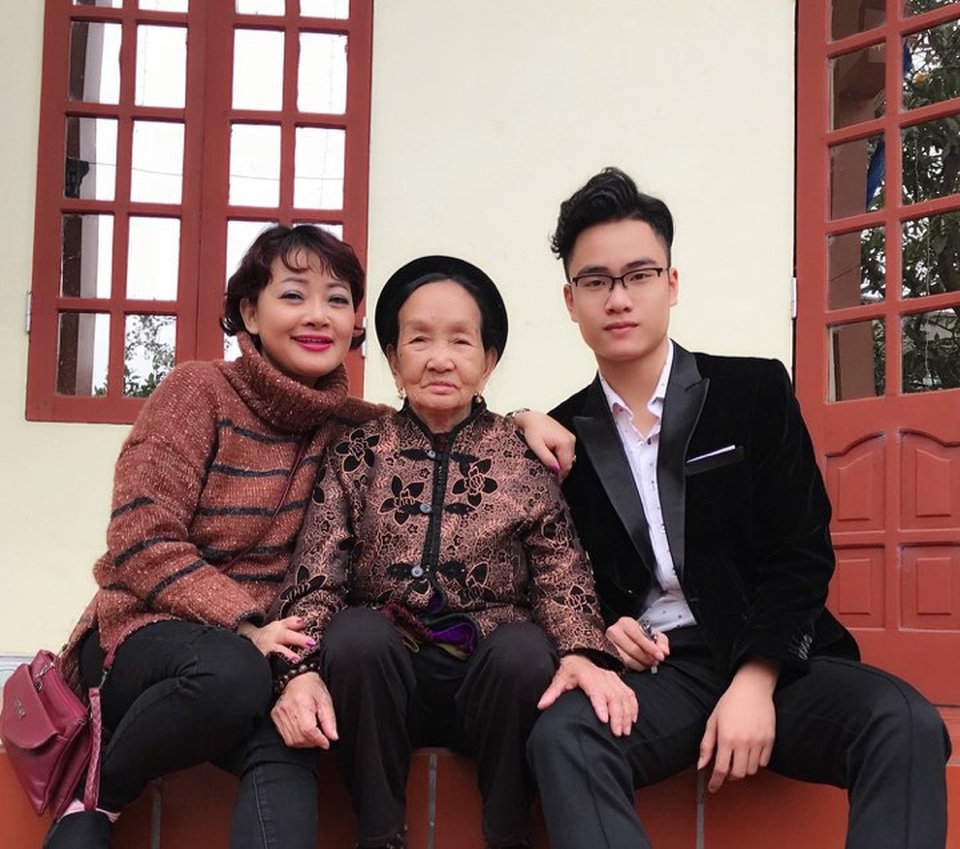 Các sao Việt làm mẹ đơn thân đón Tết như thế nào? - 5 Trà My cùng con trai đón tết bên mẹ đẻ.