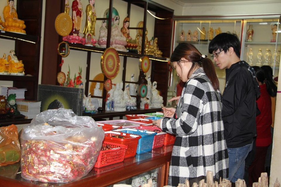 Người dân phố núi nô nức đi lễ chùa cầu bình an mồng 3 Tết - 11 Người dân chọn mua những vật lưu niệm