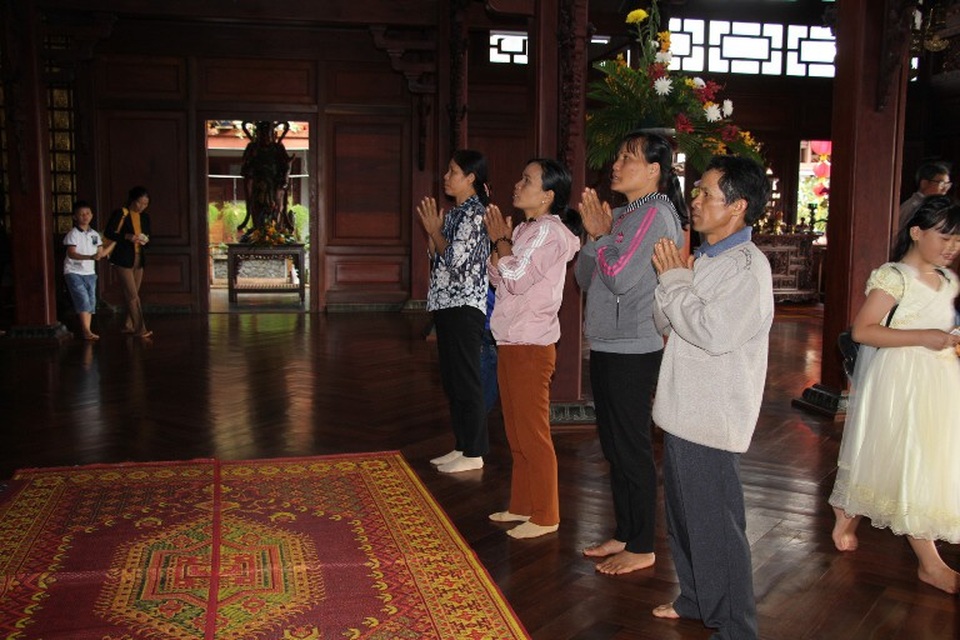 Người dân phố núi nô nức đi lễ chùa cầu bình an mồng 3 Tết - 6 Lời khấn nguyện cầu một năm mới bình an, hạnh phúc