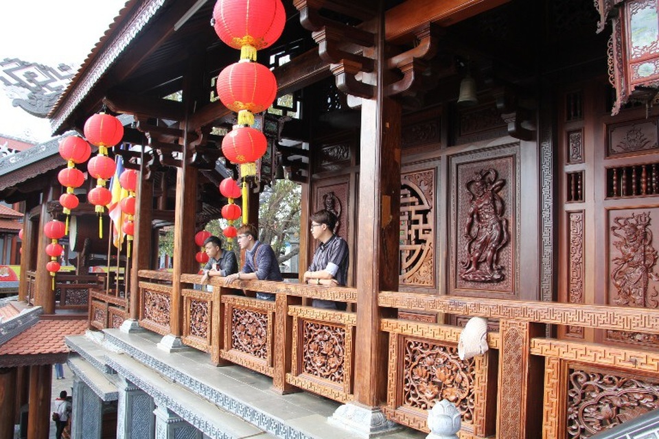 Người dân phố núi nô nức đi lễ chùa cầu bình an mồng 3 Tết - 10 Ngôi chùa với nét kiến trúc cổ xưa, độc đáo