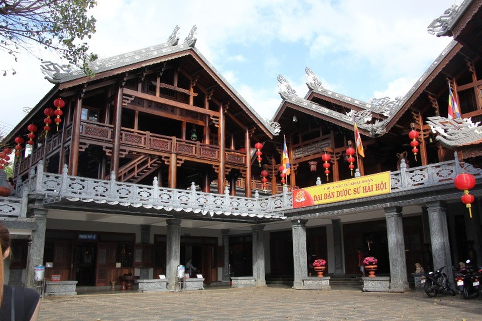 Người dân phố núi nô nức đi lễ chùa cầu bình an mồng 3 Tết - 9 Người dân phố núi nô nức đi lễ chùa cầu bình an mồng 3 Tết - 9