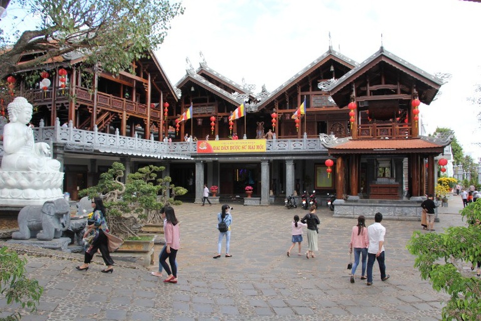 Người dân phố núi nô nức đi lễ chùa cầu bình an mồng 3 Tết - 2 Chùa Sắc tứ Khải Đoan được mệnh danh là một trong những ngôi chùa đẹp nhất Tây Nguyên