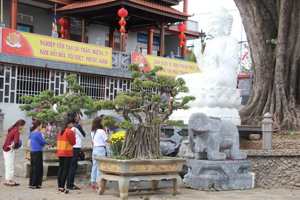 Người dân phố núi nô nức đi lễ chùa cầu bình an mồng 3 Tết - 4 Cầu bình an trong năm mới