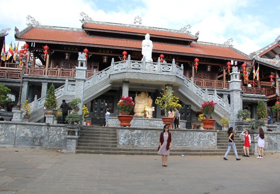 Người dân phố núi nô nức đi lễ chùa cầu bình an mồng 3 Tết - 7 Người dân chụp ảnh lưu niệm tại ngôi chùa