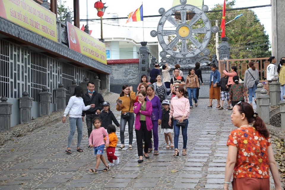 Người dân phố núi nô nức đi lễ chùa cầu bình an mồng 3 Tết - 1 Người dân đi lễ chùa đầu năm mới