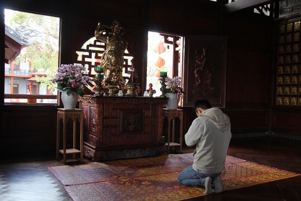 Người dân phố núi nô nức đi lễ chùa cầu bình an mồng 3 Tết - 5 Người dân phố núi nô nức đi lễ chùa cầu bình an mồng 3 Tết - 5