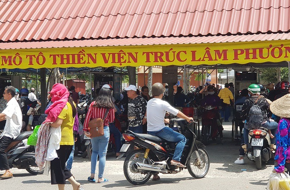 Bãi giữ xe của Thiền viện Trúc Lâm không còn một chỗ trống