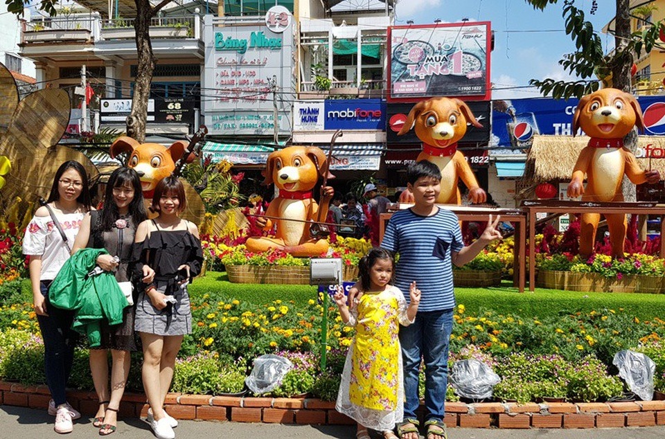 12h trưa trời nắng như thiêu nhưng vẫn rất đông du khách du xuân ở đường nghệ thuật Cần Thơ và tranh thủ chụp hình với các chú cho đang đang tấu nhạc tài tử