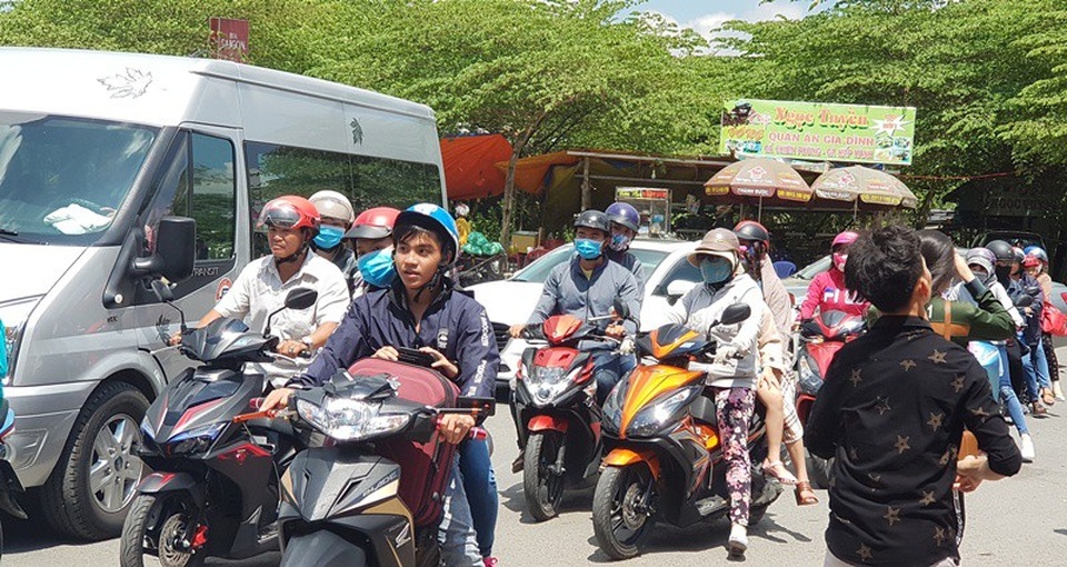 Lối vào khu du lịch làng Mỹ Khánh, xen cộ ken đặc