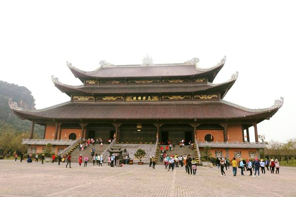 Du khách ùn ùn kéo về ngôi chùa lớn nhất Việt Nam - 1 Chùa Bái Đính ở Ninh Bình là ngôi chùa lớn nhất Việt Nam hiện nay. Ngoài sự đồ sộ, rộng lớn, tại ngôi chùa này hiện nay đang lưu giữ nhiều kỷ lục Việt Nam, Châu Á và Đông Nam Á. Chùa khai hội vào dịp đầu năm mới, tuy nhiên từ Mùng 2 Tết Nguyên đán Mậu Tuất, hàng nghìn người đã bắt đầu kéo về đâu du xuân.