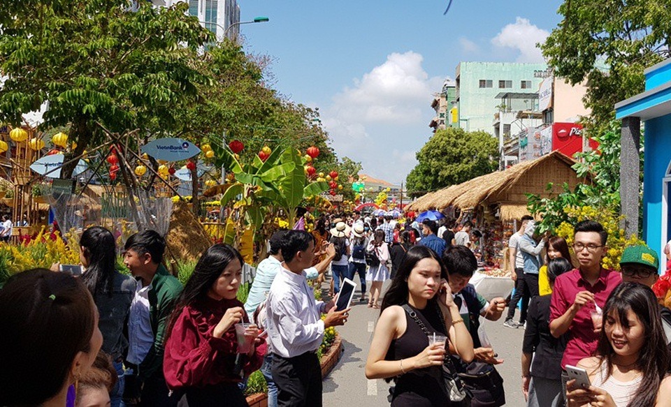 Mọi góc của đường hoa nghệ thuật Cần Thơ người du xuân đều chật như nêm