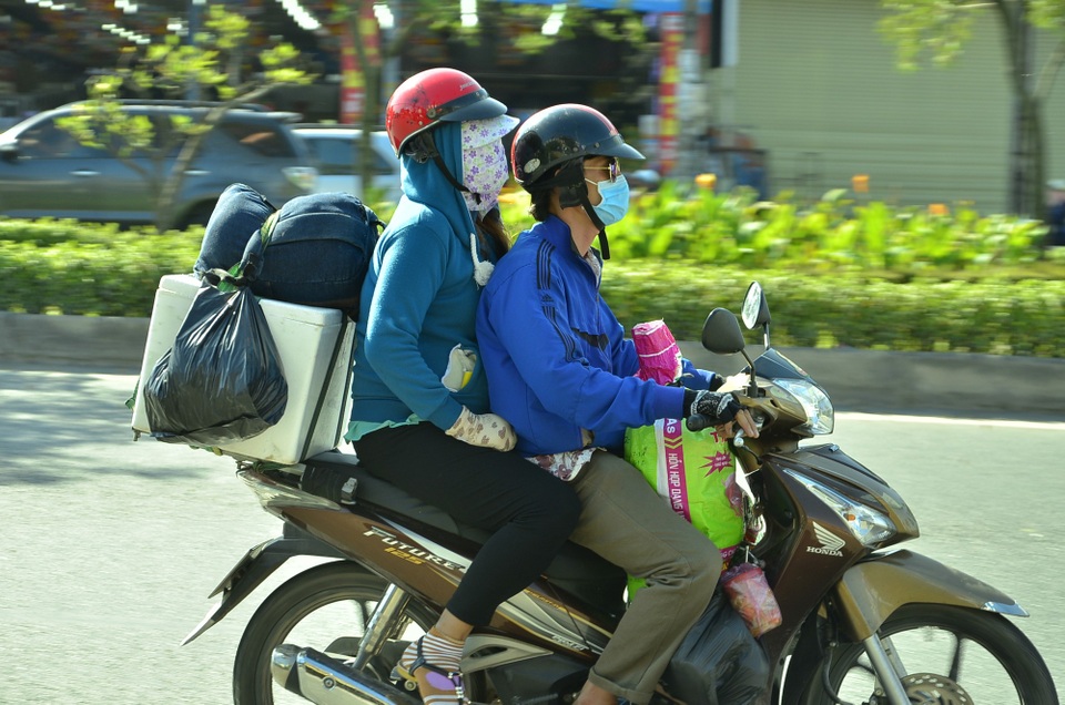 TPHCM: Sau Tết, người dân tranh thủ trở lại thành phố sớm - 3