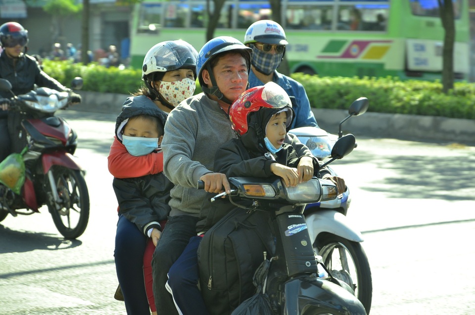 TPHCM: Sau Tết, người dân tranh thủ trở lại thành phố sớm - 4