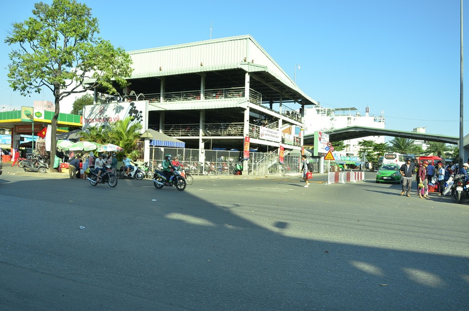 Cổng bến xe miền Đông chiều mùng 4 Tết