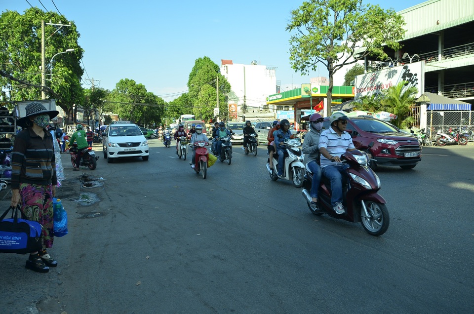 Đường Đinh Bộ Lĩnh trước cổng bến xe miền Đông vẫn rất thông thoáng