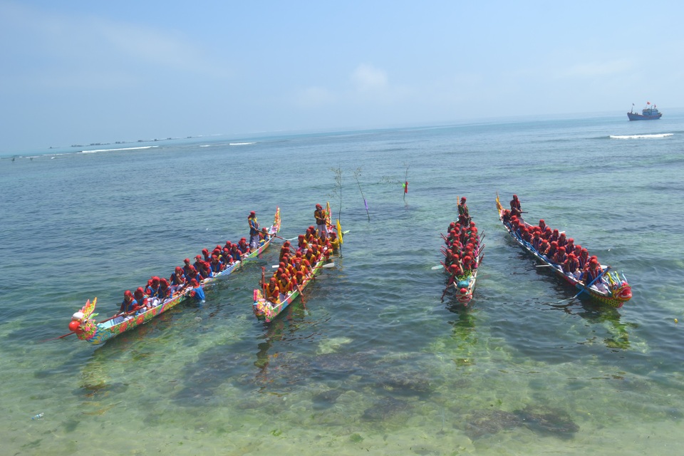 4 chiếc thuyền đua Long, Lân, Quy, Phụng với đội đua là những ngư dân dày dạn nghề biển