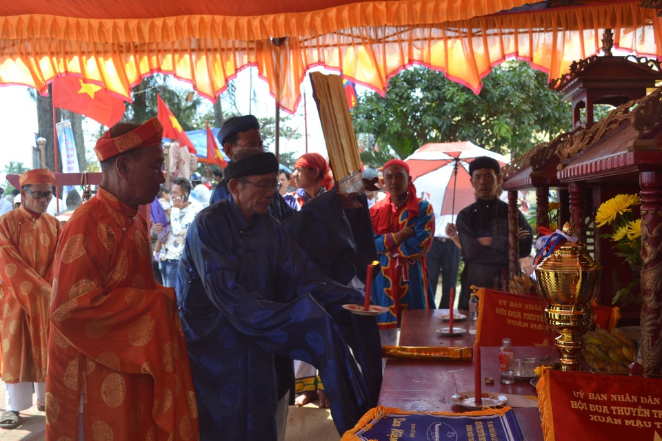 Cư dân đất đảo tổ chức lễ tế thần linh tại các đình làng để cầu mong một năm mưa thuận gió hòa, sóng yên biển lặng