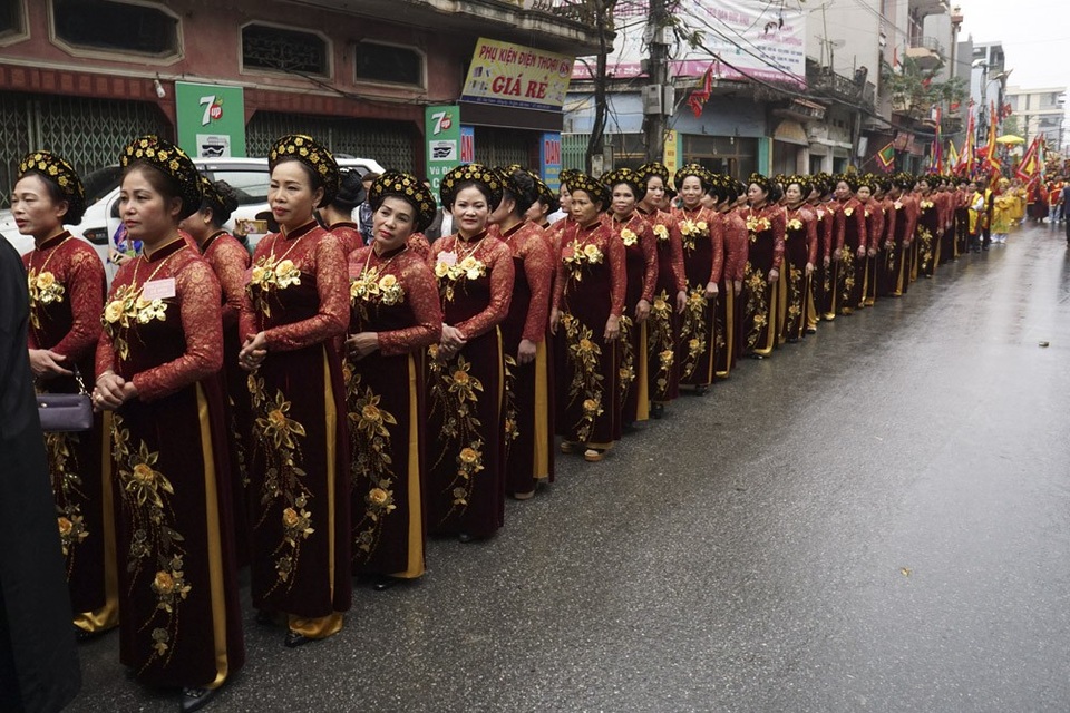 Đầu xuân vạn người trẩy hội rước pháo khổng lồ tại Đồng Kỵ - 1
Lễ hội làng Đồng Kỵ được công nhận là di sản văn hóa phi vật thể quốc gia năm 2016, đây là lễ hội lớn và vui bậc nhất của xứ Kinh Bắc trong những ngày đầu năm mới. Trong ảnh là các bà đám của đoàn rước pháo về đình làng Đồng Kỵ.